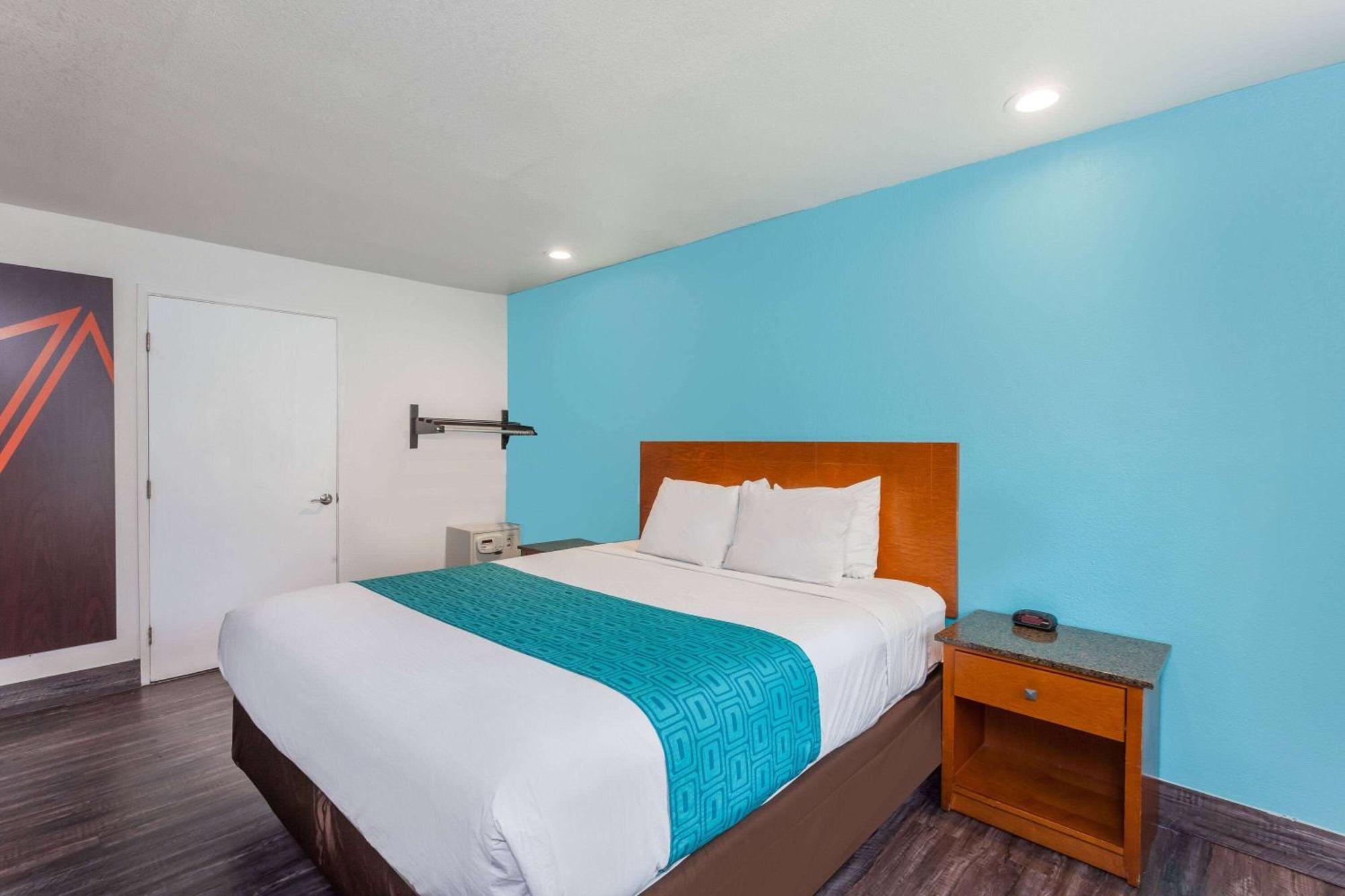 Howard Johnson By Wyndham National City/San Diego South Exterior photo