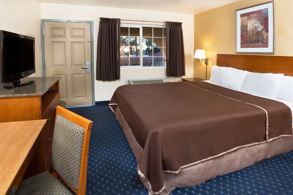 Howard Johnson By Wyndham National City/San Diego South Room photo