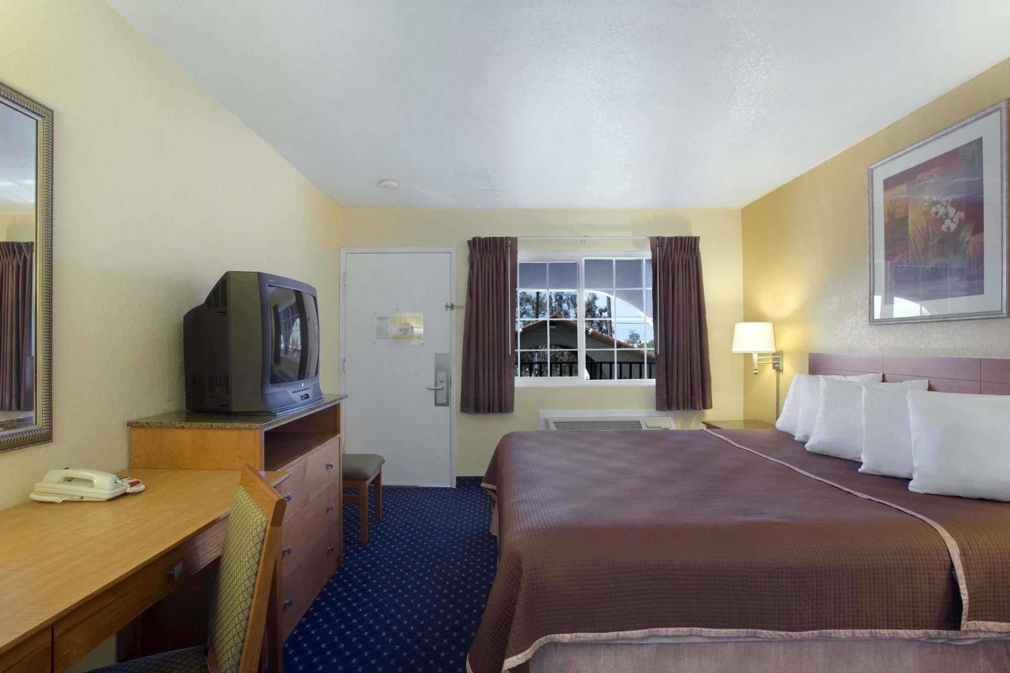 Howard Johnson By Wyndham National City/San Diego South Exterior photo