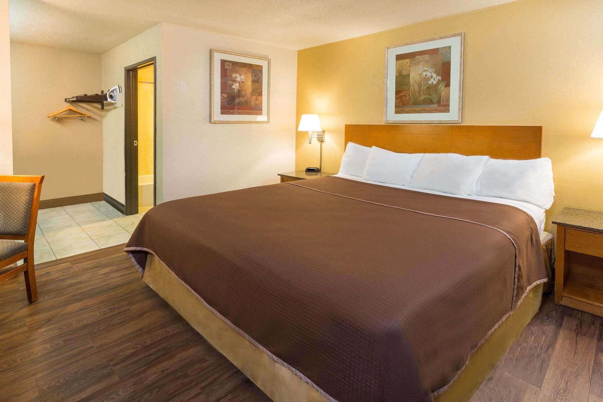 Howard Johnson By Wyndham National City/San Diego South Exterior photo