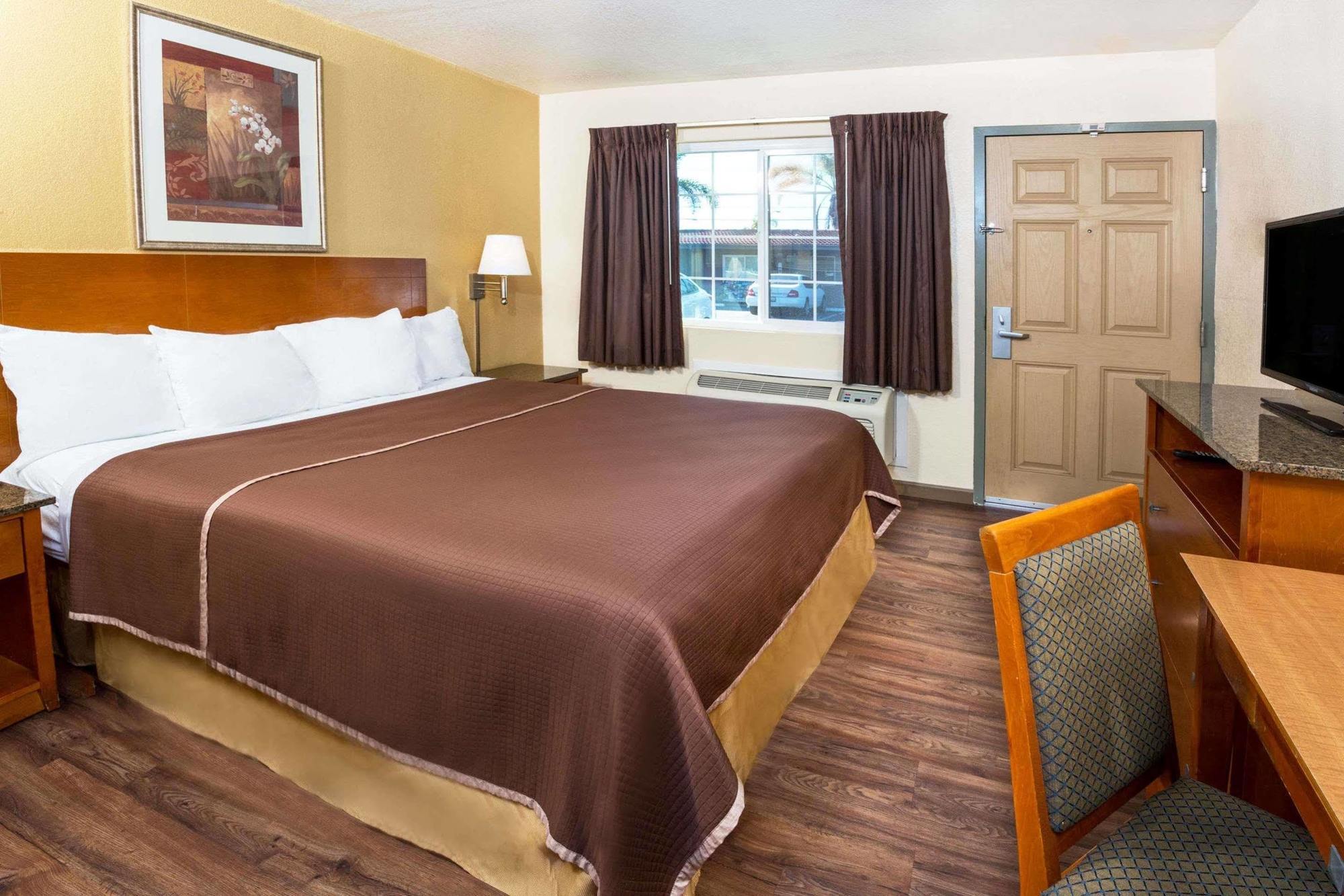 Howard Johnson By Wyndham National City/San Diego South Exterior photo