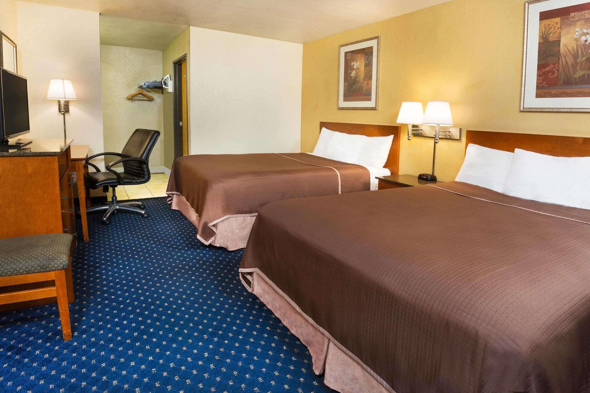 Howard Johnson By Wyndham National City/San Diego South Exterior photo