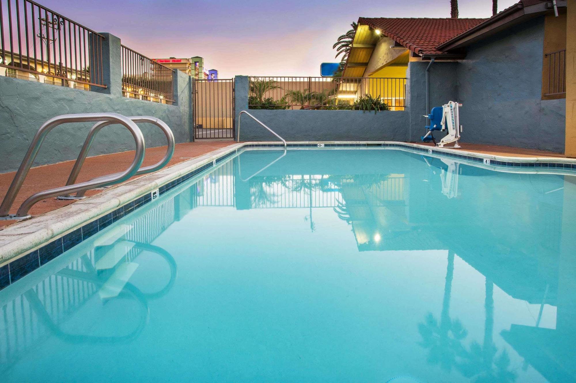 Howard Johnson By Wyndham National City/San Diego South Exterior photo